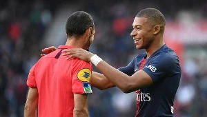 Kylian Mbappe w rozmowie z sędzią