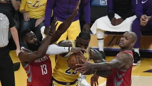 LeBron James #23 z Los Angeles Lakers kontra James Harden #13 i PJ Tucker #17 z Houston Rockets w Staples Center.