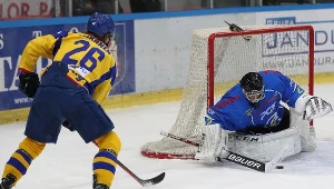 Zawodnik TatrySki Podhala Nowy Targ Ali Liikanen (z lewej) i Tuomas Tulonen z PGE Orlika Opole podczas meczu Ekstraligi hokeja na lodzie