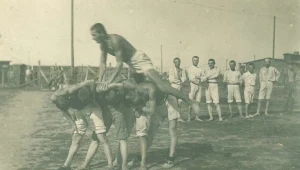 Ćwiczenia gimnastyczne internowanych legionistów w Szczypiornie, 1917 r.; AAN Akta Bronisława Piłsudskiego, sygn. 124.