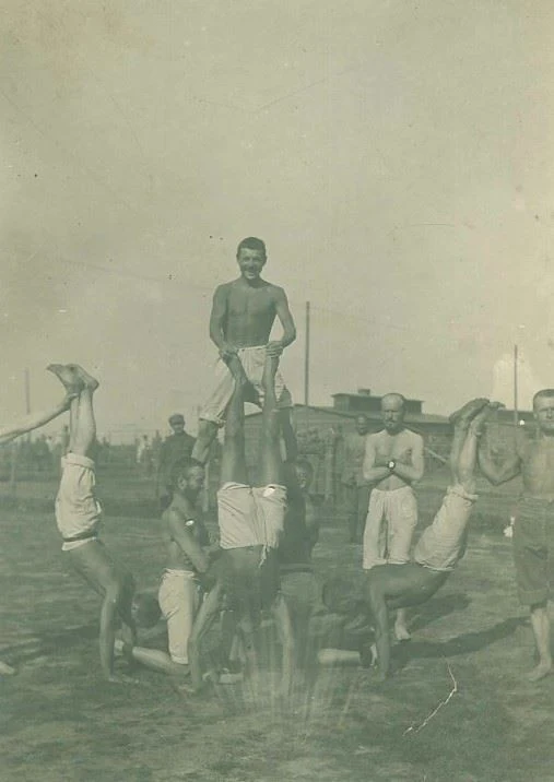 Ćwiczenia gimnastyczne internowanych legionistów w Szczypiornie, 1917 r.; AAN, Zbiór dokumentów pochodzących z archiwów obcych, sygn. 94.