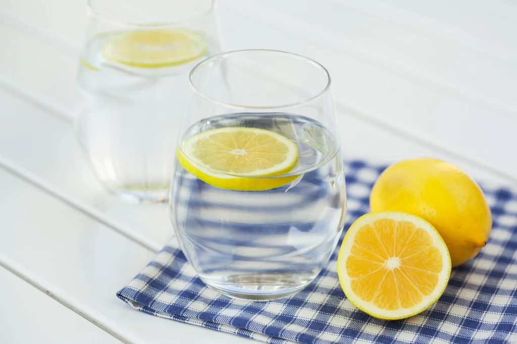 Woda z cytryną pomaga chronić komórki skóry przed wolnymi rodnikami