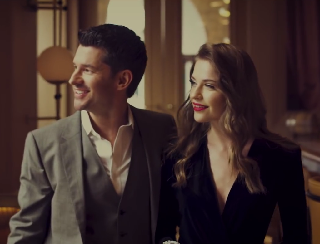 Matt Dusk i Marta Gajewska w teledysku "Let's Hop On a Plane!"