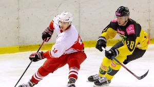 Hokeista Tauronu KH GKS Katowice Grzegorz Pasiut (P) i Dominik Paś (L) z Kadry PZHL 