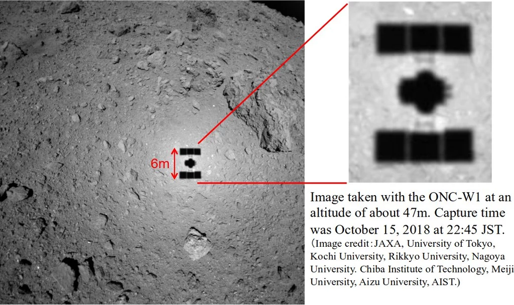 Zdjęcie powierzchni Ryugu i cienia Hayabusy 2 wykonane 15 października z odległości 47 metrów