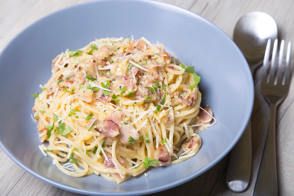 Carbonara to odcedzone gorące spaghetti połączone od razu z surowymi jajkami i tak wymieszane ze startym serem