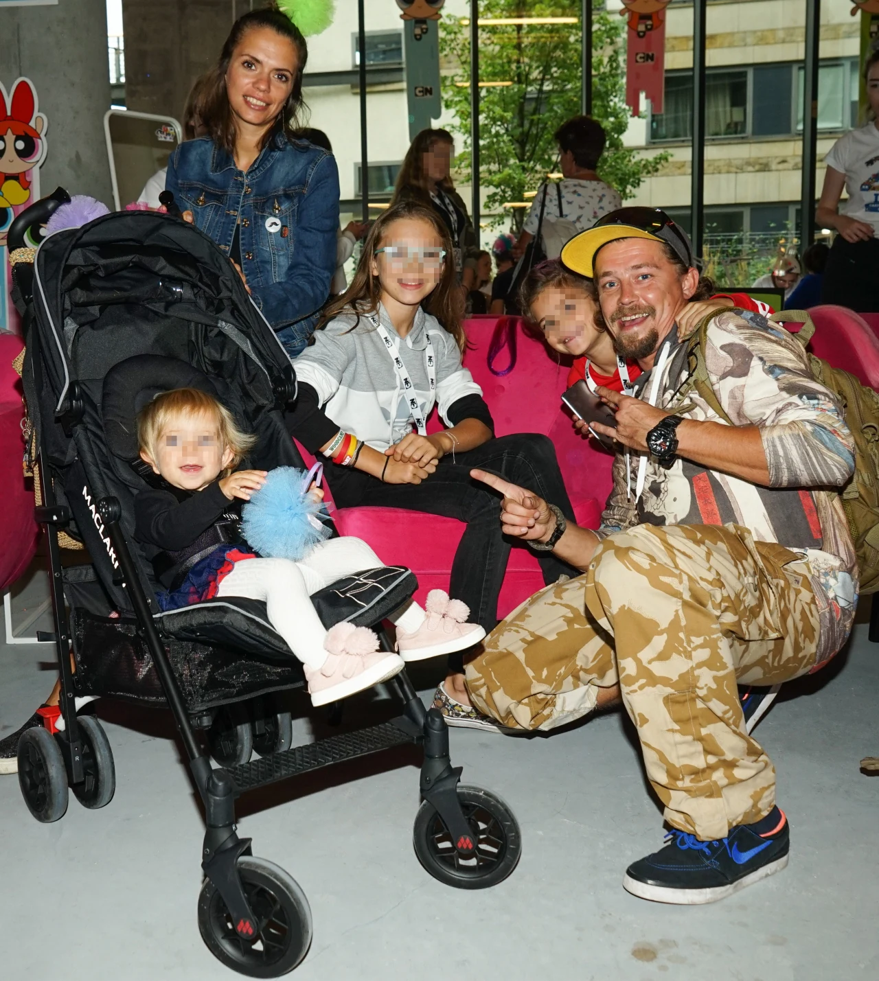 Bartosz Obuchowicz z żoną i córkami Bartosz Obuchowicz z żoną i córkami