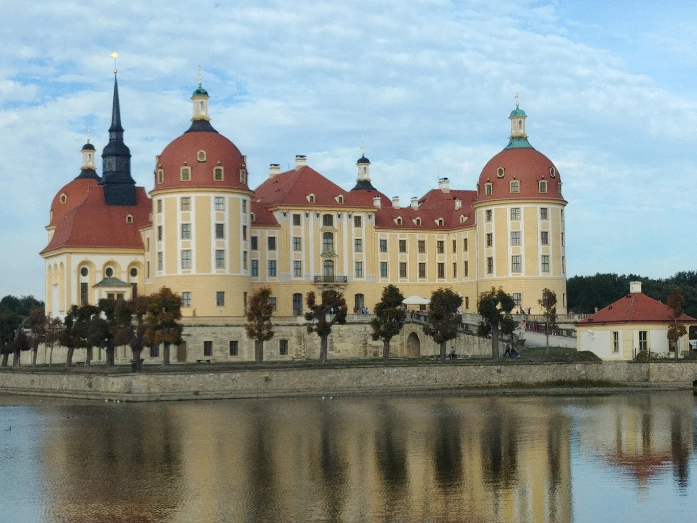 Pałac Moritzburg - tu kręcono film "Trzy orzeszki dla Kopciuszka"