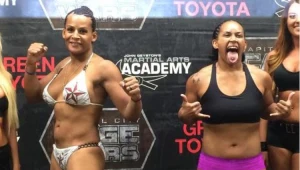 Konfrontacja z Fallon Fox (L), pierwszą w historii MMA transseksualną zawodniczką, skończyła się fatalnie dla Tamikki Brents.