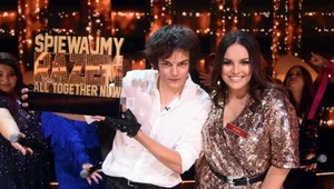 Zwycięzca "Śpiewajmy razem. All Together Now" Mateusz Łopaciuk i kapitan jury Ewa Farna