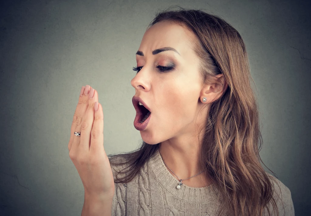 Nieprzyjemny zapach z ust może wskazywać na laryngologiczne problemy m.in. ropne zapalenie migdałków i obecność tzw. kamieni migdałkowych