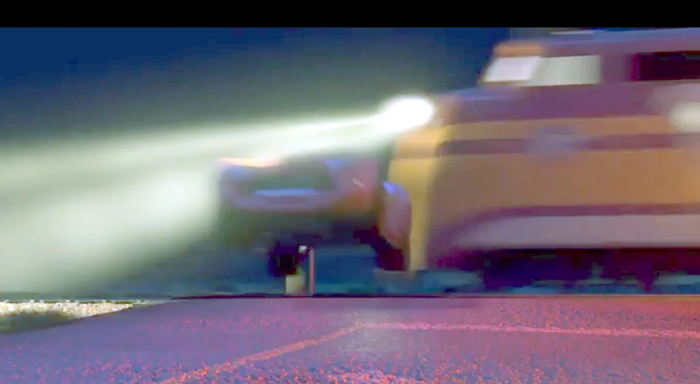 Zygzak McQueen przejechał, (a właściwie przeskoczył) tuż przed pociągiem i to na czerwonym świetle. Czego to uczy dzieci??