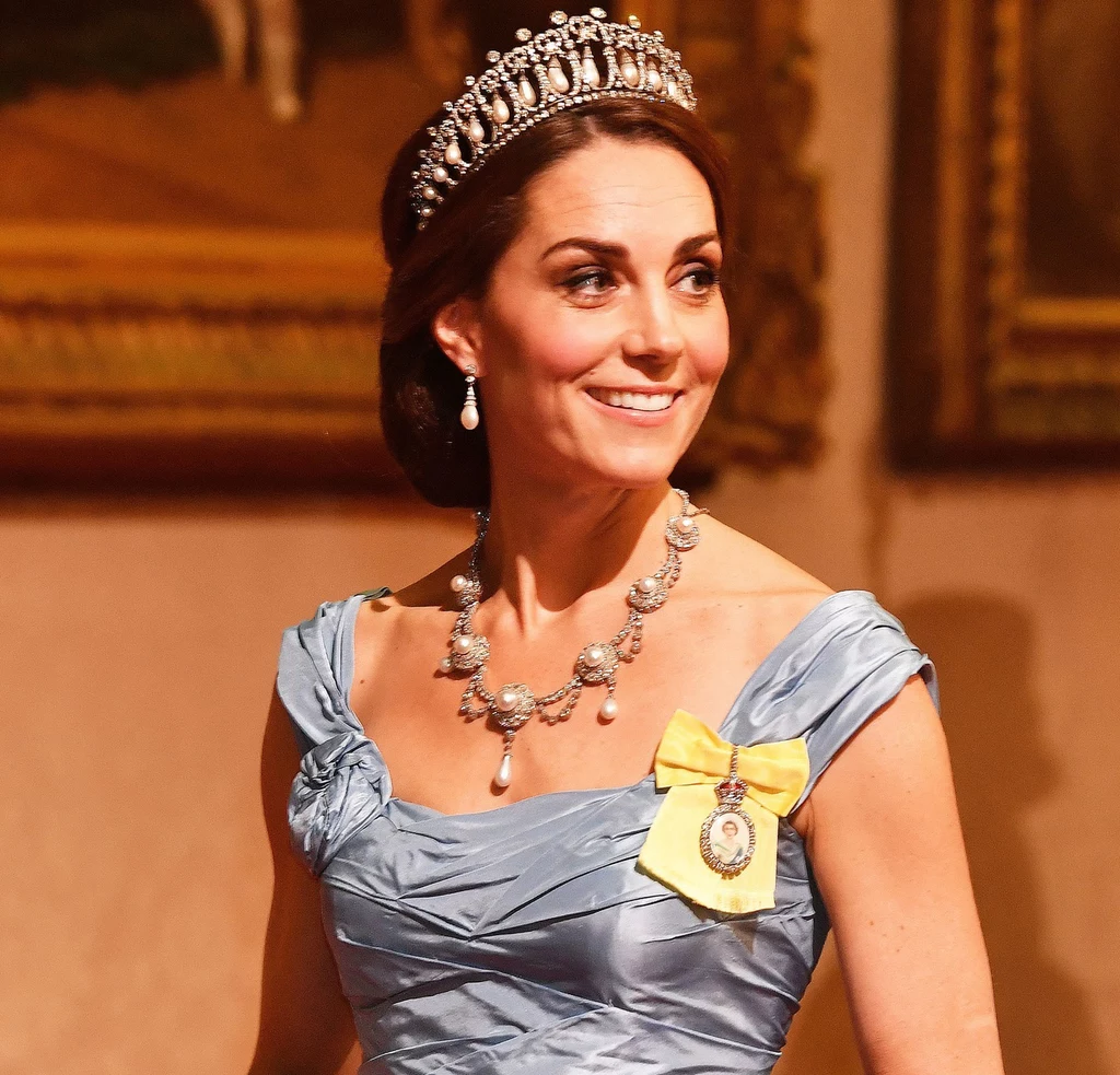 To nie pierwszy raz, kiedy Kate Middleton zakłada tę tiarę, ponieważ widziano ją już w niej kilkakrotnie, podobnie jak w 2017 roku, na kolacji z królową Letizią i królem Felipe z Hiszpanii