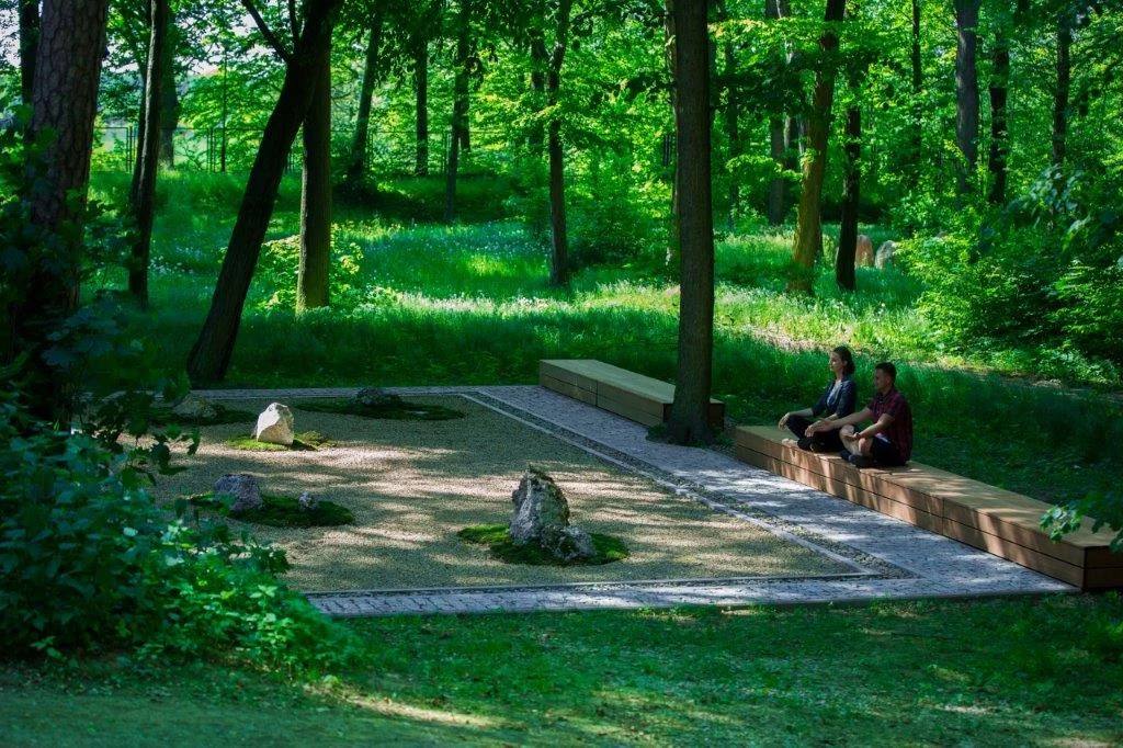 - Ogród Zen - replika sławnego ogrodu przy świątyni Ryoan-ji koło Kioto