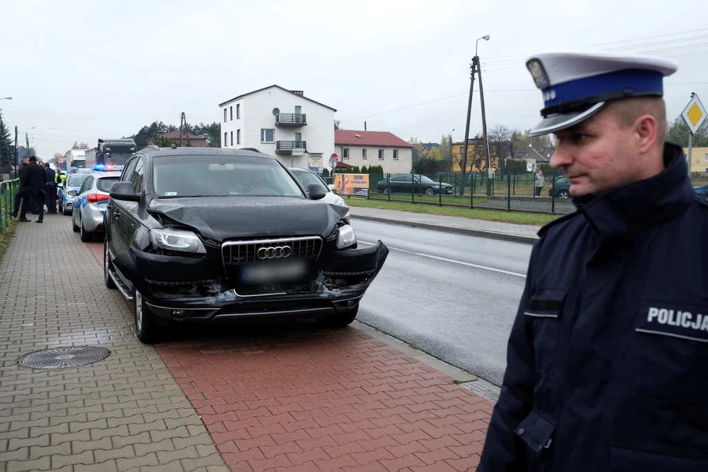 Rozbite rządowe Audi Q7, które najechało na inny pojazd z kolumny