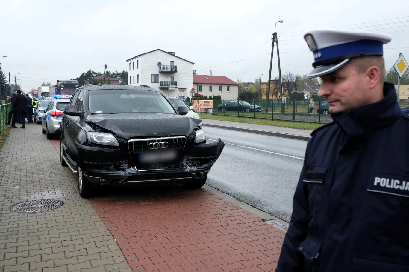 Rozbite rządowe Audi Q7, które najechało na inny pojazd z kolumny Rozbite rządowe Audi Q7, które najechało na inny pojazd z kolumny