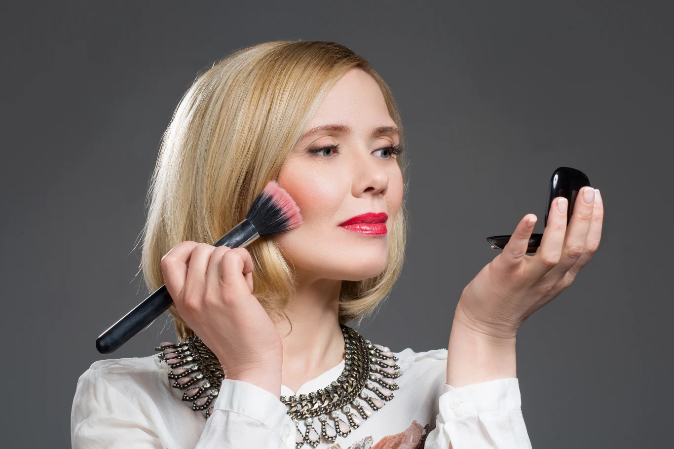 Róż nie powinien dominować na twarzy, lecz stanowić jedynie subtelny akcent Róż nie powinien dominować na twarzy, lecz stanowić jedynie subtelny akcent