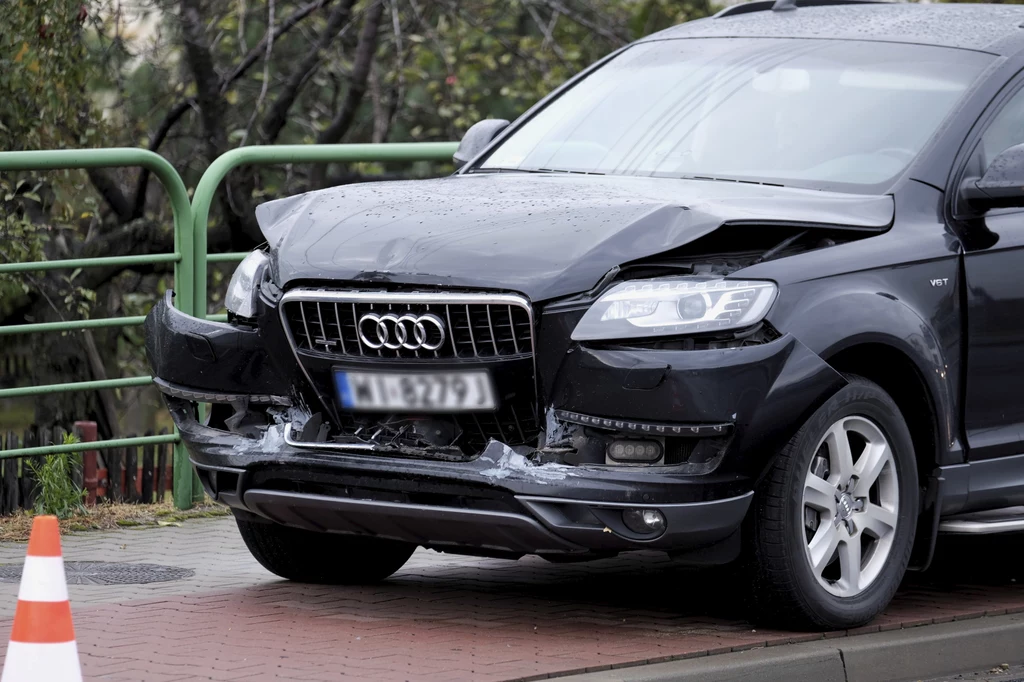 Kierowca Audi Q7 przyjął mandat. To on najechał na tył BMW i wepchnął to auto w Peugeota