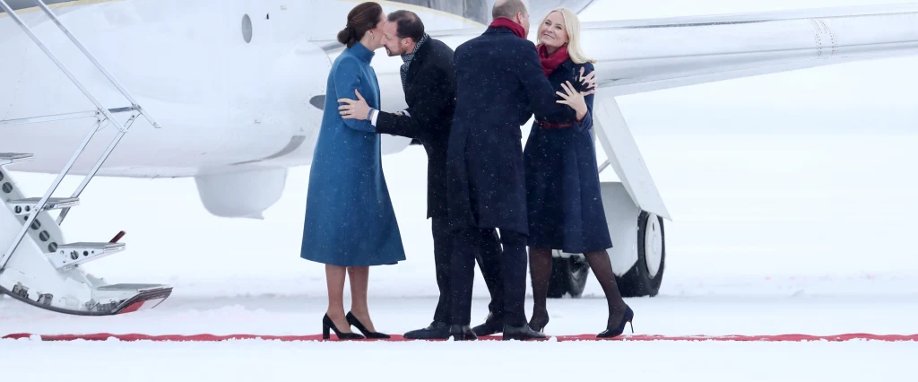 Księżna Mette-Marit jest zawsze uśmiechnięta i z radością wypełnia swoje obowiązki. Polegają one m,.in. na przyjmowaniu oficjalnych wizyt. Tu na zdjęciu z mężem oraz księżną Kate i księciem Williamem