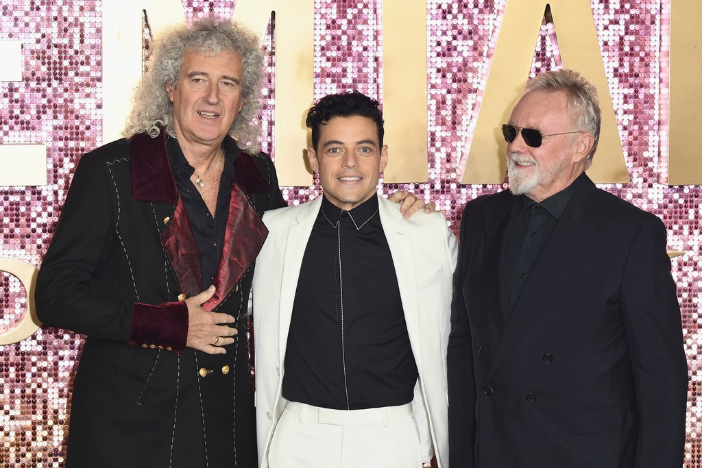 Muzycy Queen: Brian May (z lewej) i Roger Taylor (z prawej) oraz Rami Malek, filmowy Freddie Mercury, na premierze "Bohemian Rhapsody" w Londynie - 23 października 2018 r.