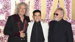 Muzycy Queen: Brian May (z lewej) i Roger Taylor (z prawej) oraz Rami Malek, filmowy Freddie Mercury, na premierze "Bohemian Rhapsody" w Londynie - 23 października 2018 r.