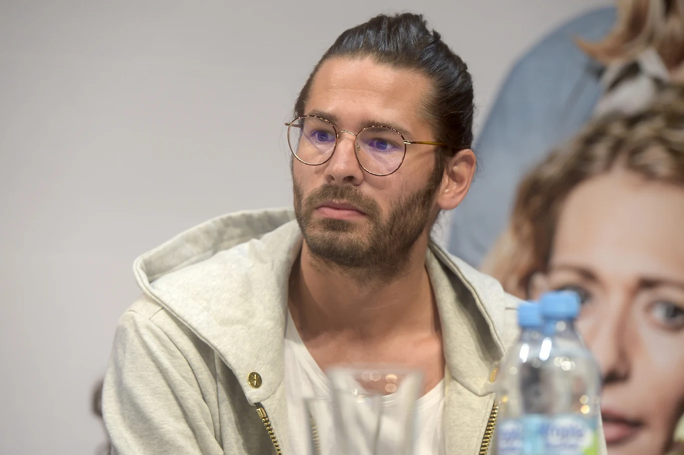 Radzimir "Jimek" Dębski to syn kompozytora Krzesimira Dębskiego oraz aktorki i piosenkarki Anny Jurksztowicz. Jest absolwentem Akademii Muzycznej Fryderyka Chopina w Warszawie, studiował również kompozycję filmową i orkiestrację na University of California w Los Angeles. Ma na swoim koncie ponad 20 utworów poważnych, symfonicznych i kameralnych. Komponuje do filmów i seriali telewizyjnych (m.in. "Ranczo", "Tancerze"), tworzy również muzykę teatralną i ilustracyjną. W 2010 r. debiutował jako wokalista - jego duet "Rozplątani" z Małgorzatą Kożuchowską znalazł się na płycie "2011. Muzyka z serca" towarzyszącej kalendarzowi "Dżentelmeni" i zawierającej duety czołowych polskich muzyków i aktorów.