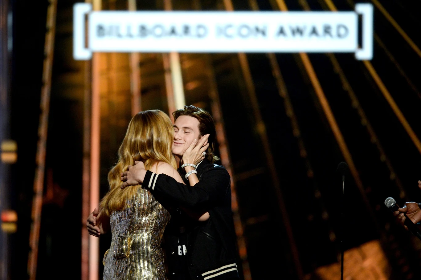 Rene-Charles Angelil to syn zmarłego Rene Angelila i Celine Dion. 17-latek od kilku miesięcy regularnie publikuje swoje utwory w sieci. Na Soundcloudzie i Twitterze działa pod pseudonimem Big Tip, jednak jego twórczość zmierza w inną stronę niż kompozycje mamy. Rene-Charles marzy o karierze raperskiej. Syn Celine Dion zdobył ogromne zainteresowanie wśród nastolatek, gdy w 2015 roku towarzyszył swojej matce na gali Billboard Music Awards.