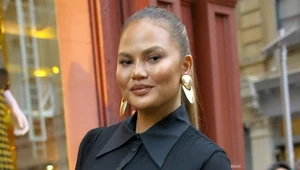 Chrissy Teigen zachwyca w "małej czarnej"