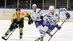 Hokeista Unii Oświęcim Patryk Malicki (P) i Janne Laakkonen (L) z Tauronu KH GKS Katowice