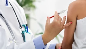 Znane są szczepienia przeciwko wirusowi brodawczaka oraz wirusowi zapalenia wątroby