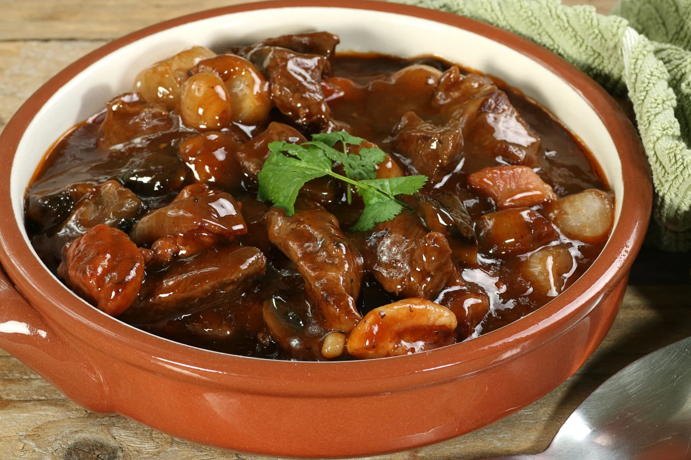 Potrawą, która podbije serca mięsożerców jest pręga wołowa, duszona w towarzystwie warzyw i przypraw. Potrawą, która podbije serca mięsożerców jest pręga wołowa, duszona w towarzystwie warzyw i przypraw.