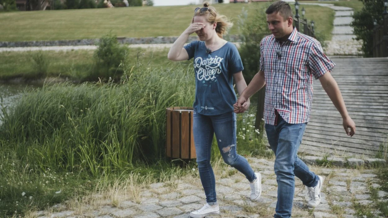 Następnie Krzysztof zabrał na randkę Kasię i tu spotkała go niespodzianka. "W tym momencie z mojej strony możesz liczyć tylko na przyjaźń" - powiedziała zaskoczonemu rolnikowi dziewczyna i oświadczyła, że odchodzi z programu.