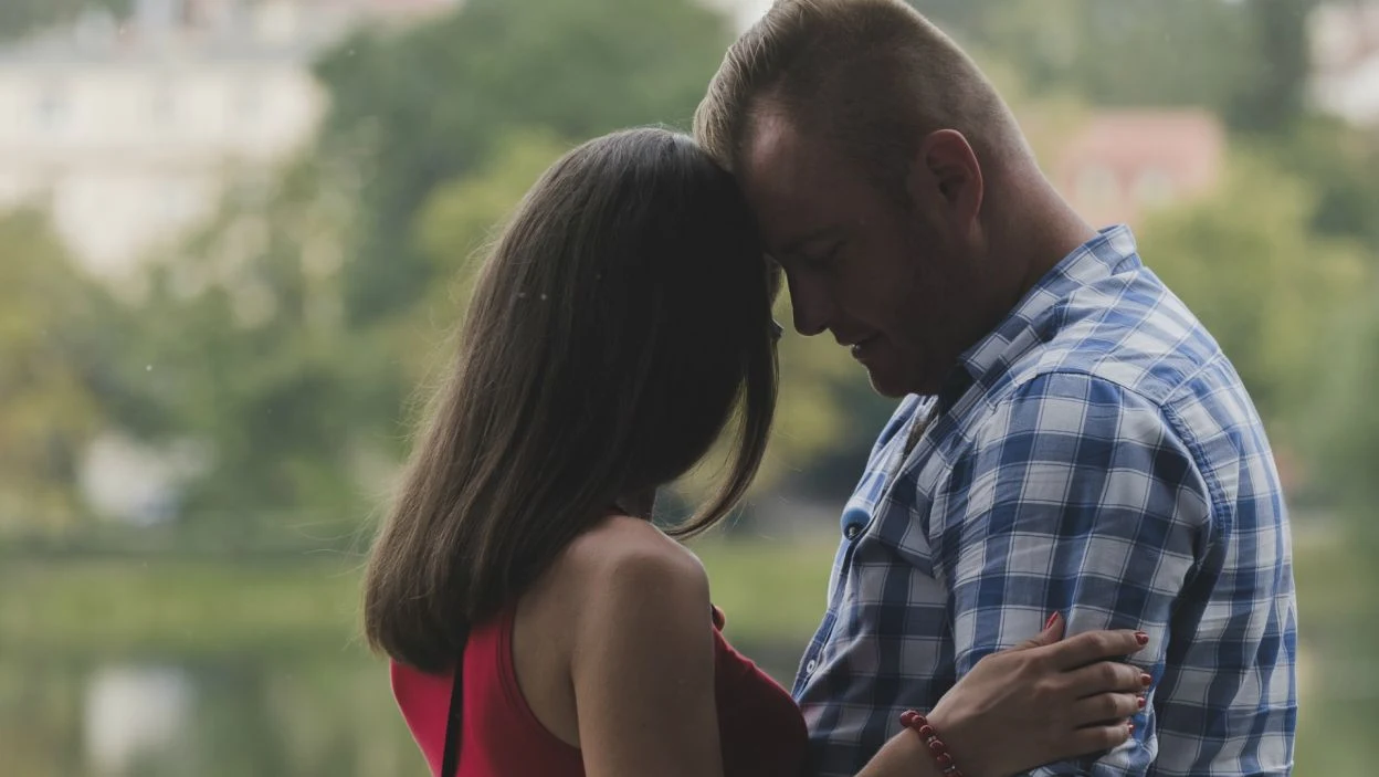 Po odejściu Iwony, Łukasz na randkę zaprosił Agatę. "Dzień, w którym cię poznałem, to najważniejszy dzień w moim życiu" - przyznał wzruszony rolnik. "Czuję się przy tobie bezpieczna" - wyznała przytulona do mężczyzny Agata.