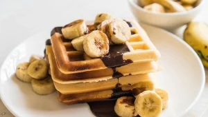 Zrób na śniadanie zamiast owsianki. Zdrowe i chrupiące gofry z płatków owsianych 