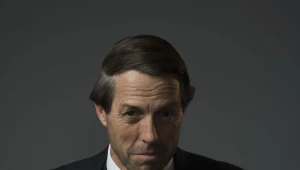 Hugh Grant w serialu "Skandal w angielskim stylu"