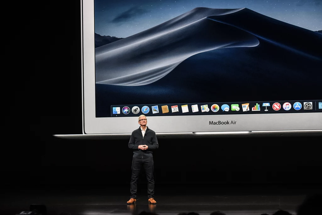 Tim Cook, CEO Apple, prezentuje nowe Macbooki Air