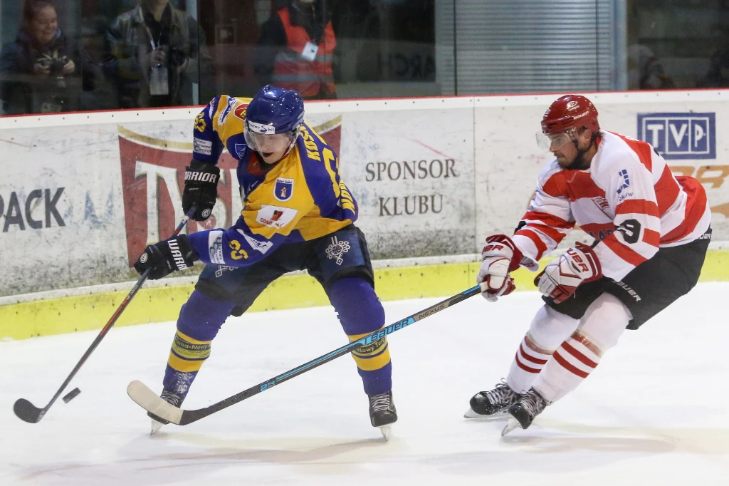 Zawodnik Comarchu Cracovii Michal Vachovec (z prawej) i Eetu Koski z TatrySkiego Podhala Nowy Targ