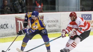 Zawodnik Comarchu Cracovii Michal Vachovec (z prawej) i Eetu Koski z TatrySkiego Podhala Nowy Targ