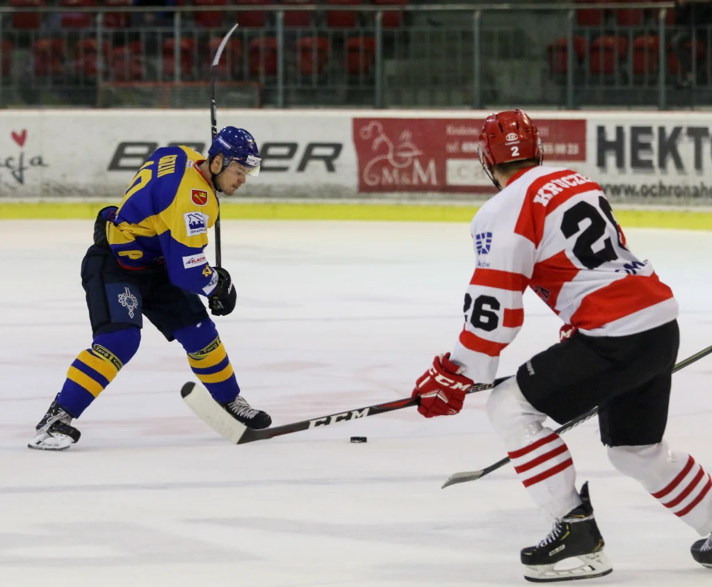 Kacper Guzik z TatrySki Podhala kontra Maciej Kruczek z Comarch Cracovii.