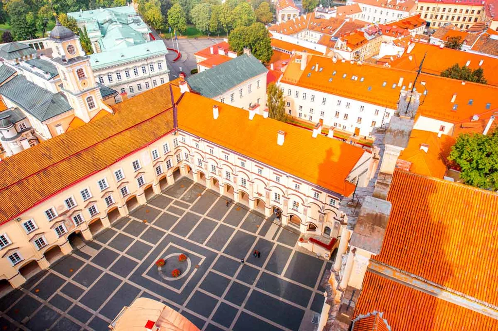 Uniwersytet Wileński  wskrzeszony w październiku 1919 roku nosił imię Stefana Batorego. 