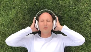 Adam Hajzer w teledysku "Tu" grupy Tune