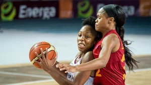 Zawodniczka Energi Toruń Nirra Fields (L) i Moriah Jefferson (P) z Galatasaray Stambuł