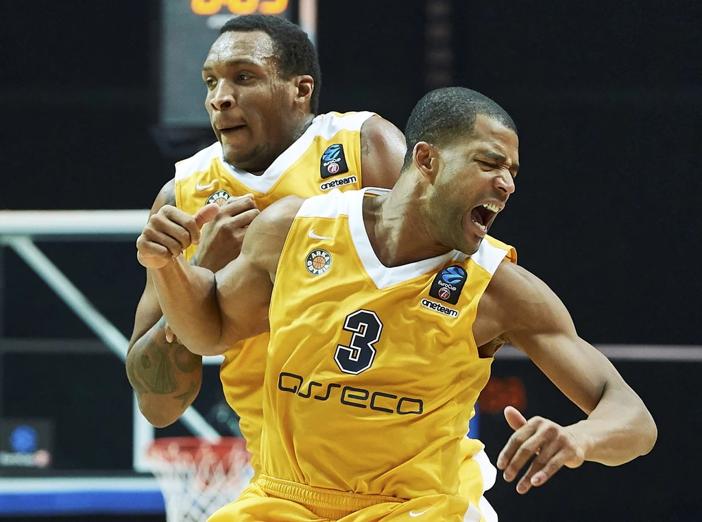Zawodnicy Arki Gdynia Joshua Bostic (P) i Robert Upshaw Zawodnicy Arki Gdynia Joshua Bostic (P) i Robert Upshaw