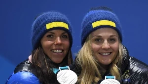 Szwedki Charlotte Kalla (z lewej) i Stina Nilsson z medalami igrzysk w Pjongczangu