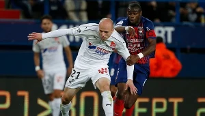 Rafał Kurzawa w walce o piłkę