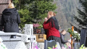  Cmentarz w Kościelisku w dzień Wszystkich Świętych