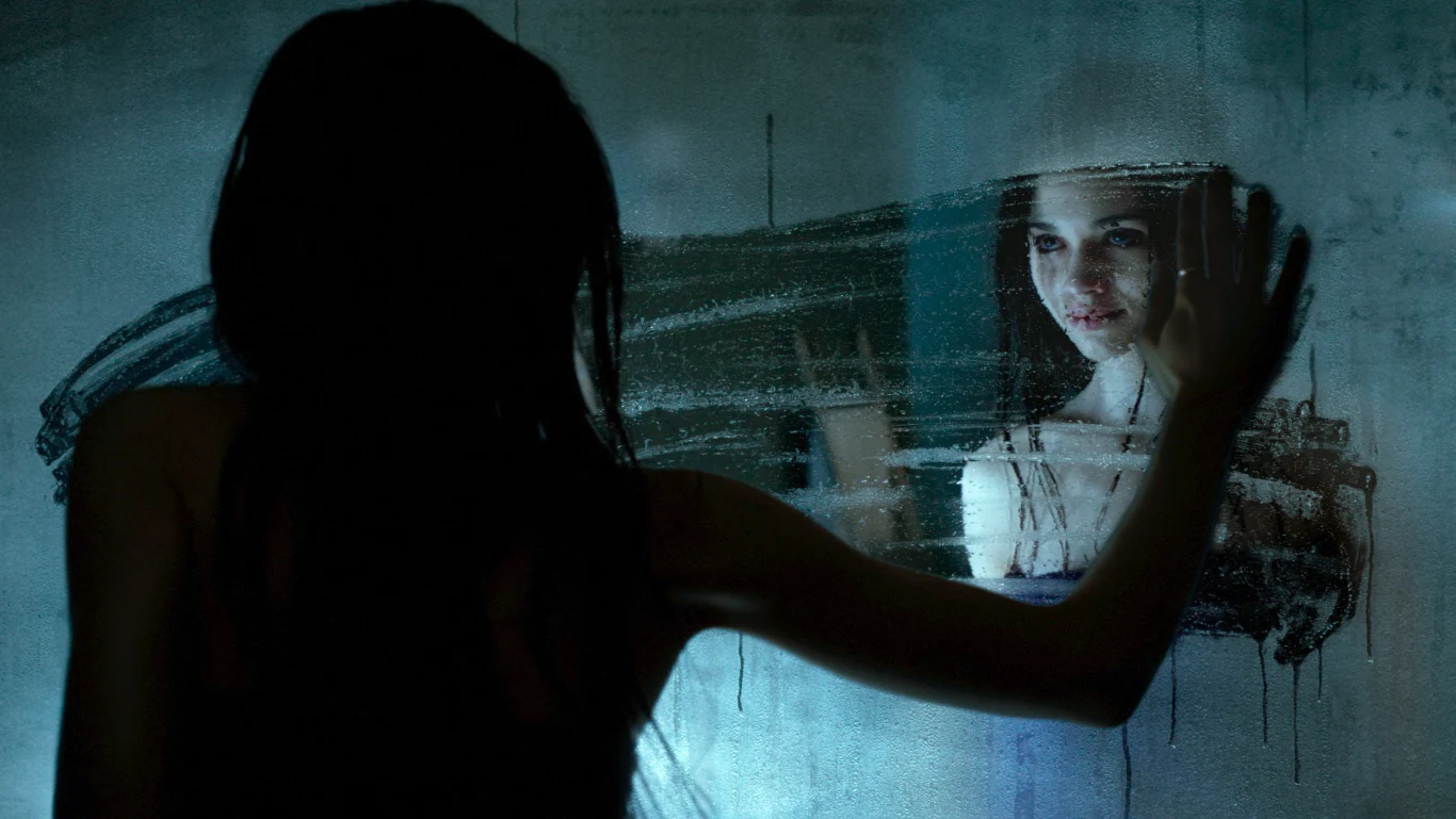 India Eisley w scenie z filmu "Oblicze mroku" India Eisley w scenie z filmu "Oblicze mroku"