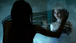 India Eisley w scenie z filmu "Oblicze mroku"