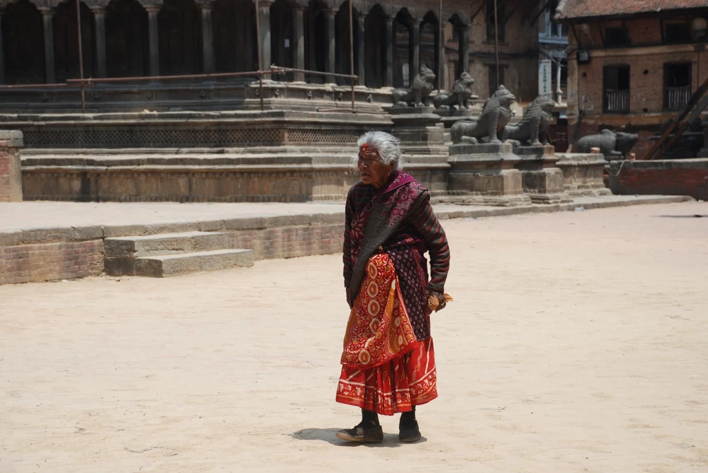 Nepalka na Placu Durbar, Patan, Dolina Kathmandu, fot. Edyta Stępczak