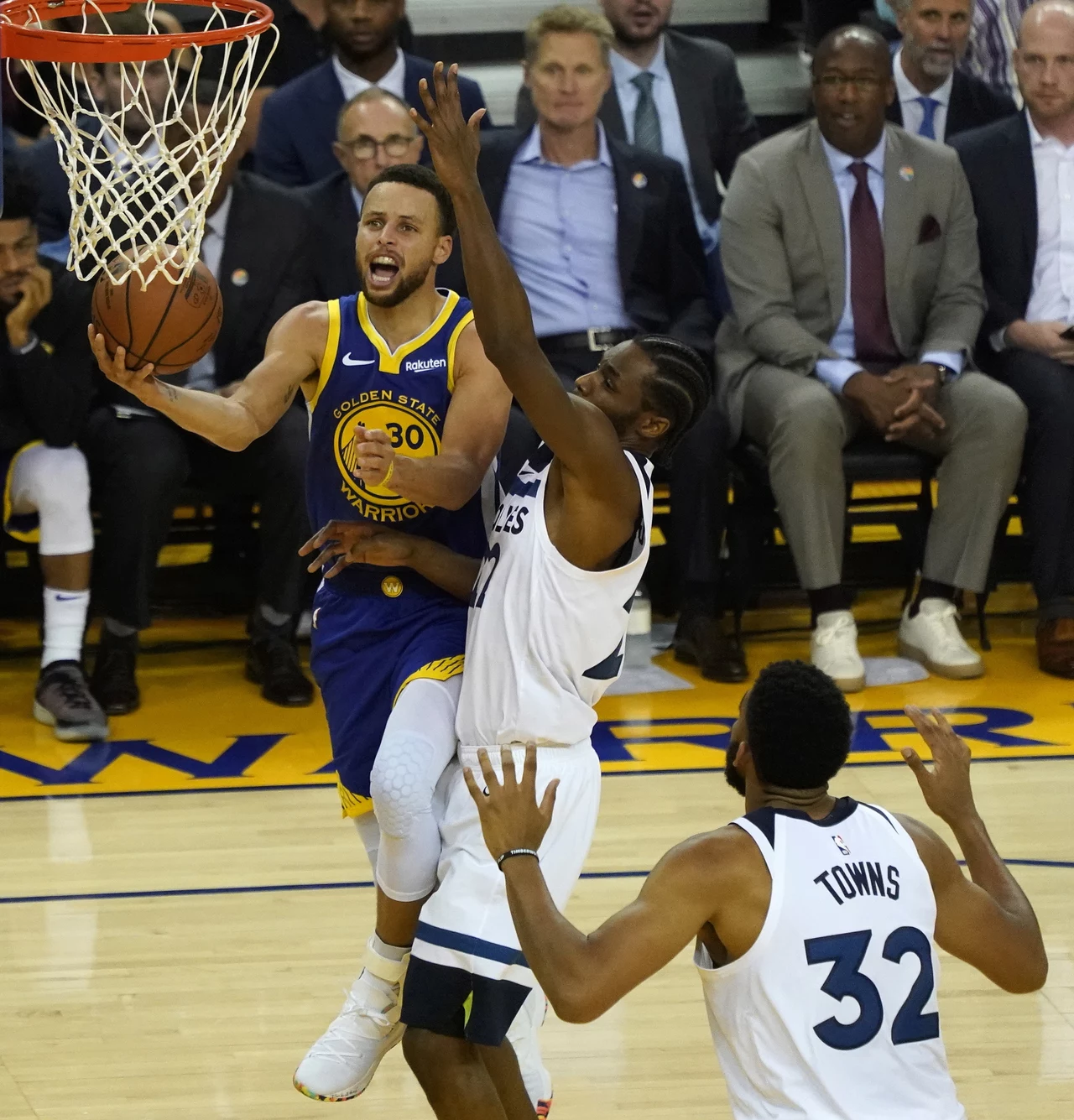 Obrońca Golden State Warriors Stephen Curry (L) w meczu z Minnesota Timberwolves. Andrew Wiggins (w środku) i center Karl-Anthony Towns (P). Obrońca Golden State Warriors Stephen Curry (L) w meczu z Minnesota Timberwolves. Andrew Wiggins (w środku) i center Karl-Anthony Towns (P).